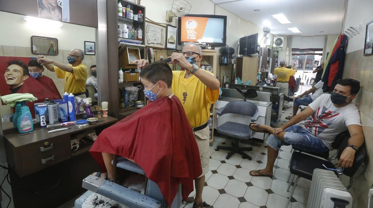 Imagen de un niño cortándose el pelo