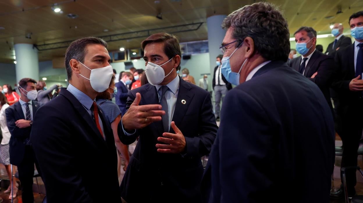 Pedro Sánchez, Antonio Garamendi y José Luis Escrivá