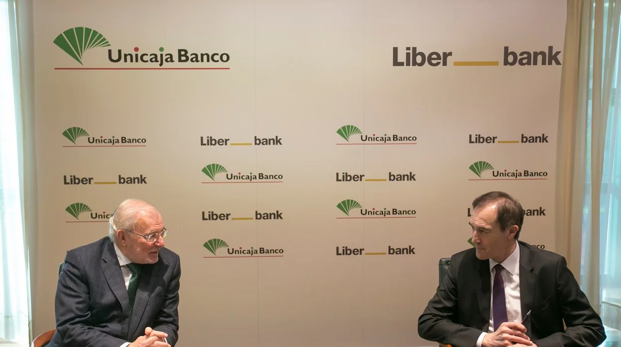 Manuel Azuaga, de Unicaja, junto a Manuel Menéndez, de Liberbank