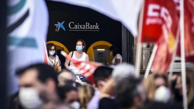 Caixabank y los sindicatos acuerdan despedir a 6.452 empleados pero siguen enfrentados en las condiciones