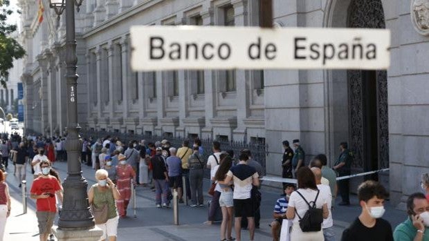 Largas colas en el Banco de España en el último día para cambiar pesetas a euros