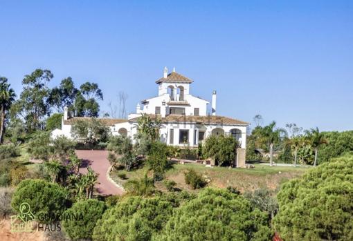 La casa rodeada de vegetación