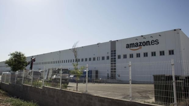 La CNMC investiga a Amazon y Apple por vetar a la competencia en la venta por internet