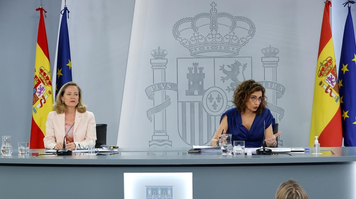 La ministra de Hacienda y Portavoz del Gobierno, María Jesús Montero (dcha) junto a la vicepresidenta segunda y ministro de Asuntos Económicos, Nadia Calviño