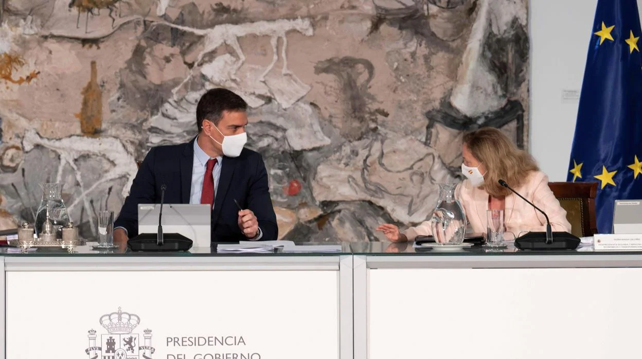 El presidente del Gobierno, Pedro Sánchez (izda) junto a Nadia Calviño, vicepresidenta económica del Gobierno