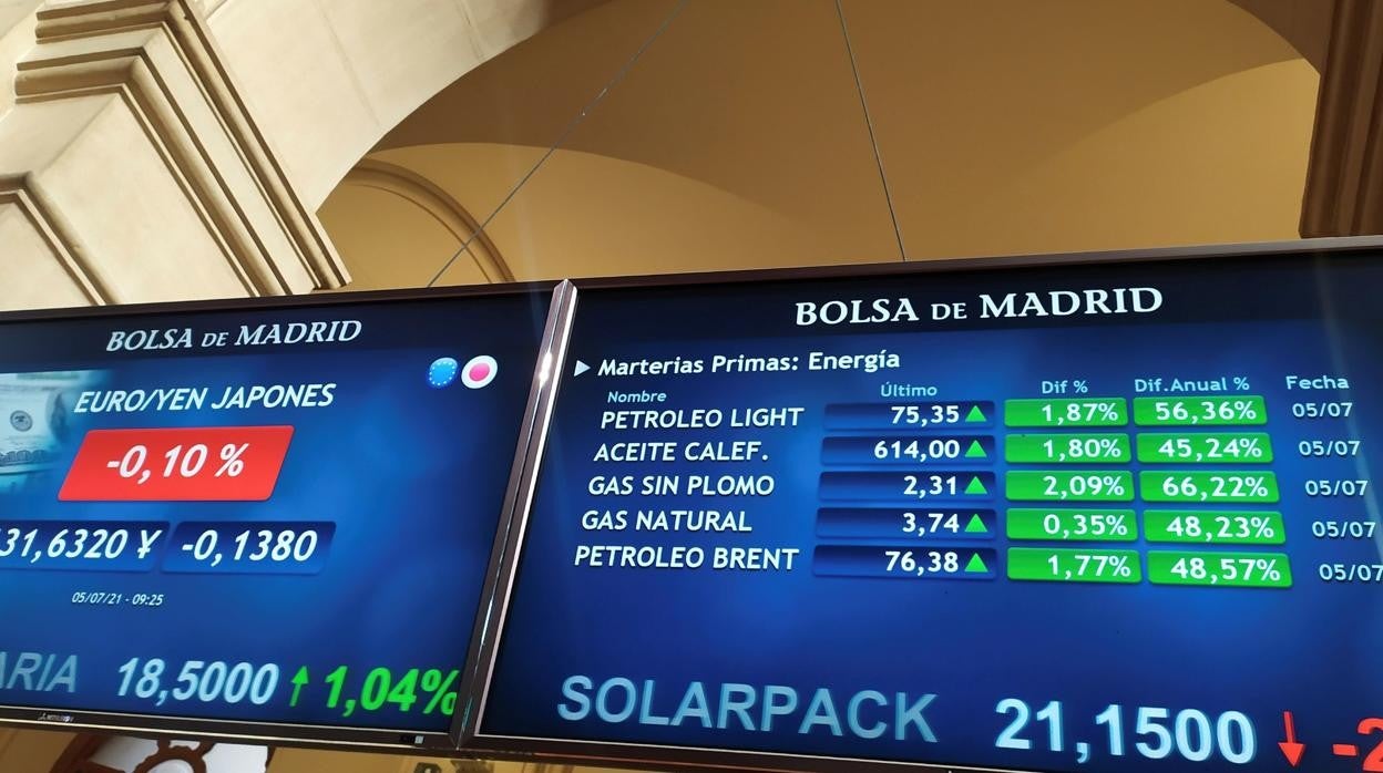 Cotización euro/yen (mercado de divisas) (izda) y de carburantes (dcha), en el mercado de materias primas (energía) en unas pantallas de la Bolsa de Madrid ayer lunes