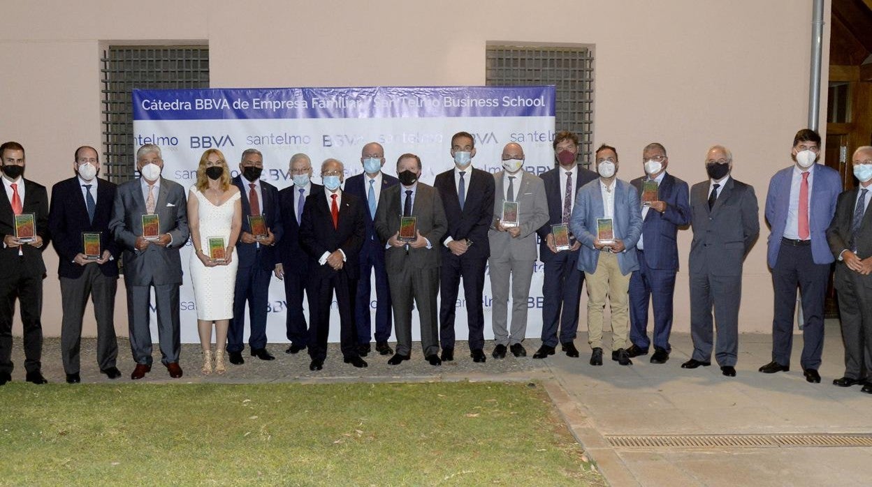 Foto de los premiados con las autoridades