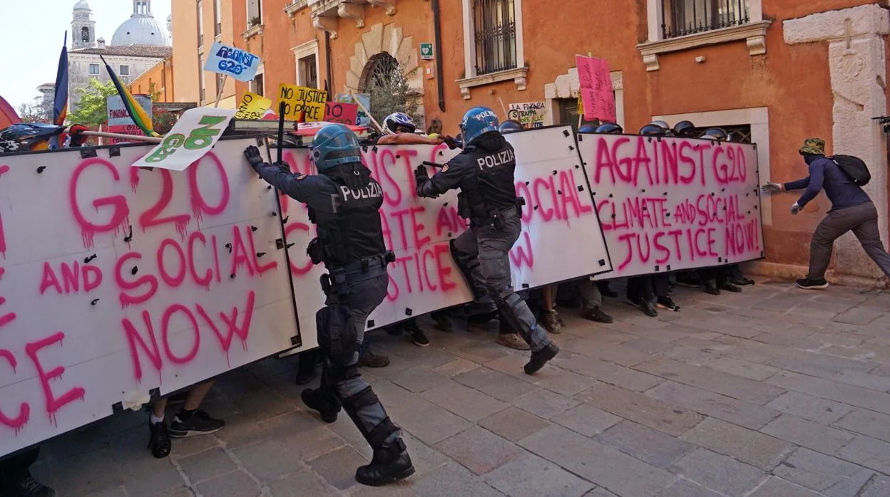 Policías italianos cargan contra manifestantes en las calles de Venecia