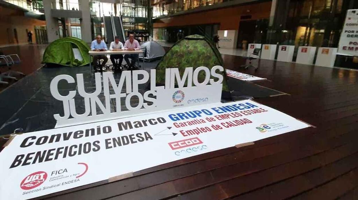 Acampada de dirigentes sindicales en la sede de Endesa para protestar por el nuevo convenio