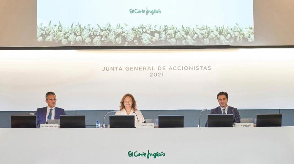 La presidenta de El Corte Inglés, Marta Álvarez (centro) y el consejero delegado, Víctor del Pozo (izquierda)