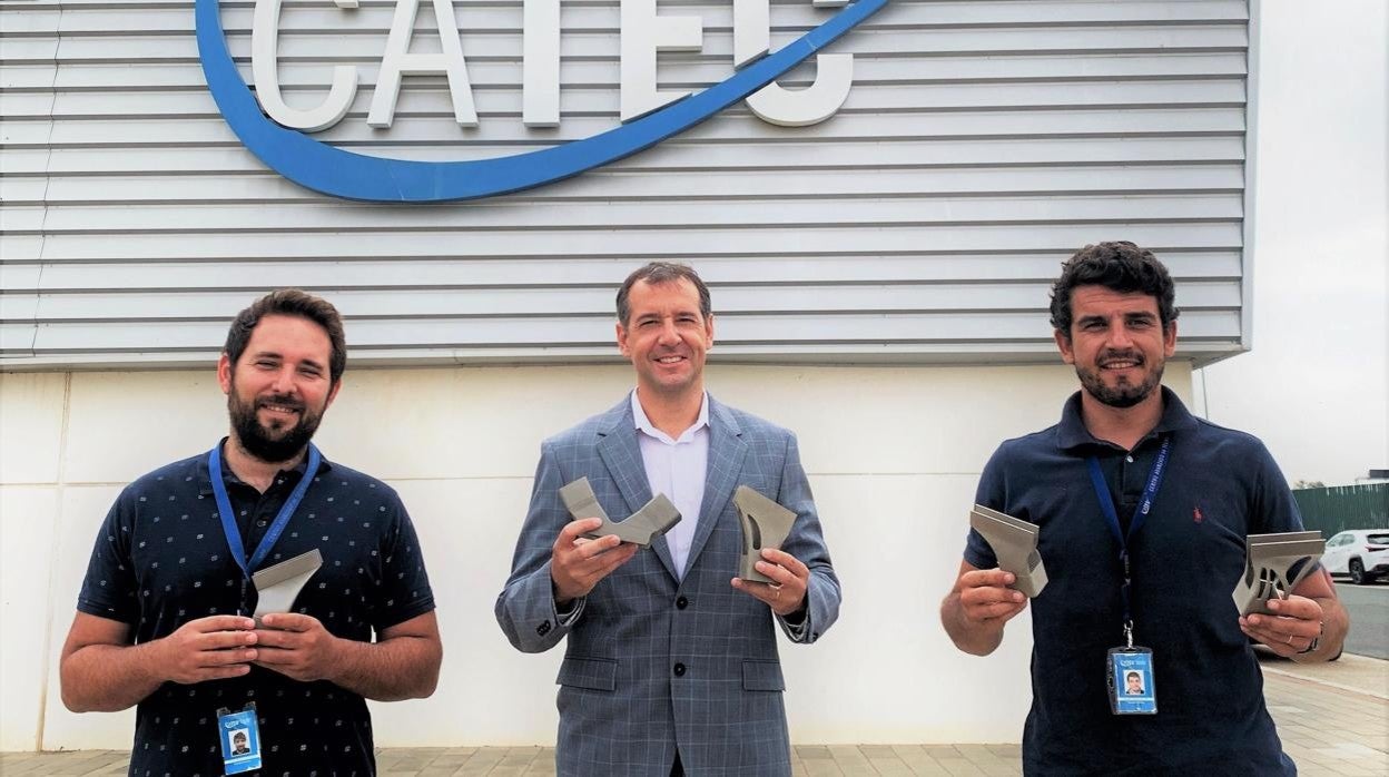 Fernando Lasagni, director técnico de Materiales y Procesos de Catec (centro), acompañado de Antonio Periñán (derecha)y Carlos Galleguillos, muestran las piezas fabricadas en Sevilla