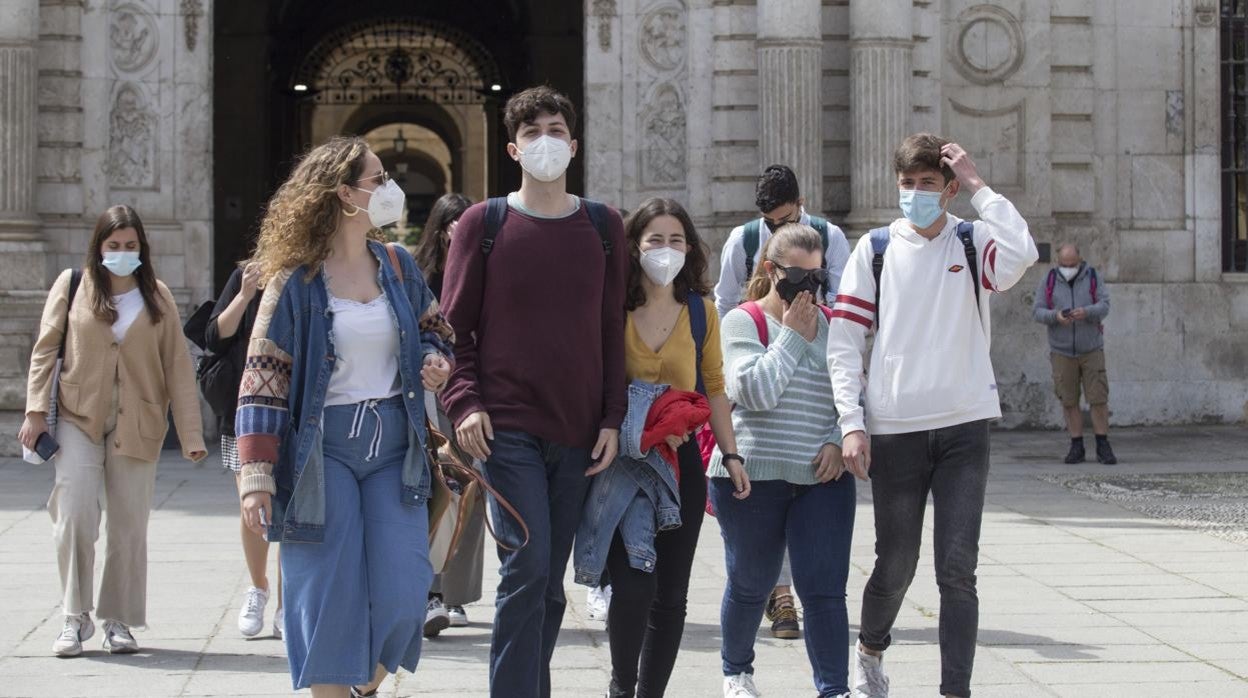 Un grupo de jóvenes sale de la Universidad de Sevilla