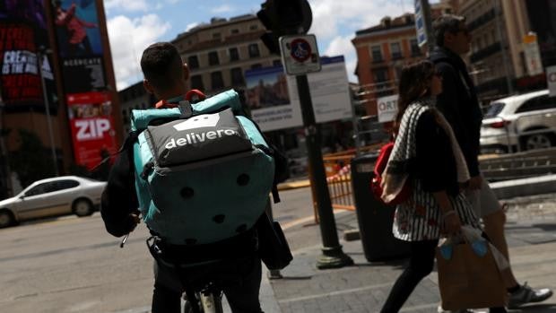 Deliveroo abre la puerta a dejar España tras la aprobación de la 'ley rider'