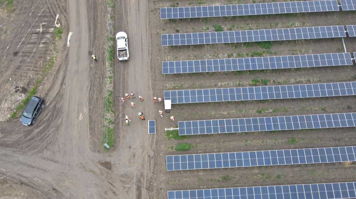 Puesta de la última placa solar en la lanta fotovoltaica de Sol de Casaquemada de Endesa en Sanlúcar la Mayor