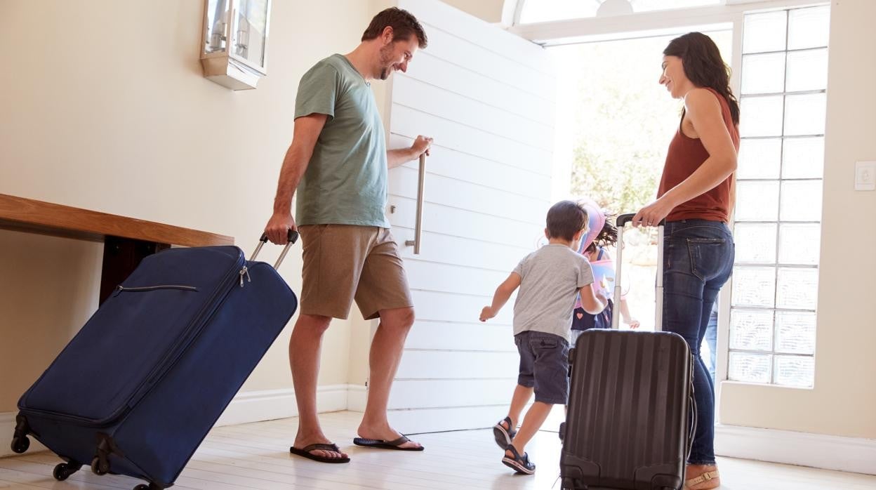 Familia saliendo de vacaciones