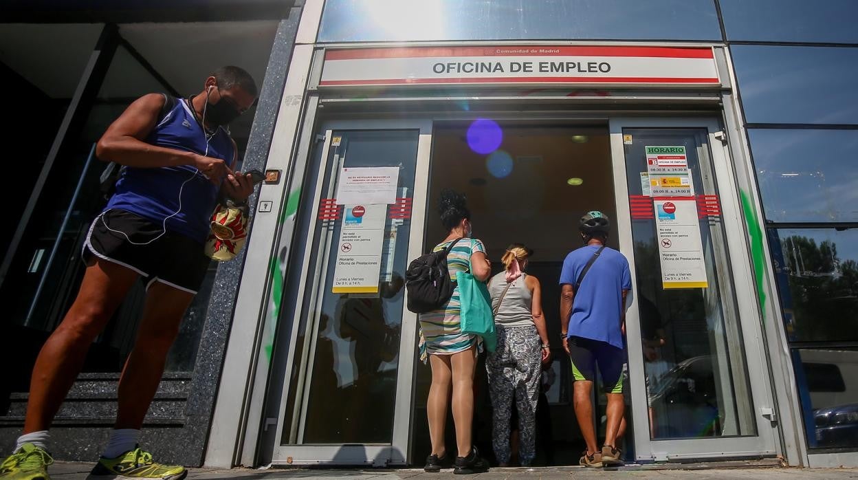 Varias personas esperan a entrar a una oficina del SEPE de Puerta del Ángel (Madrid)