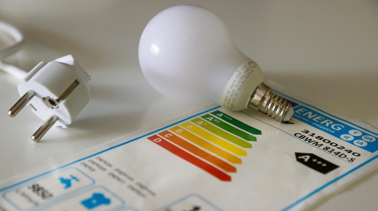 El precio de la luz se modera y caerá este lunes casi un 20%, hasta los 88,92 euros el Mw hora