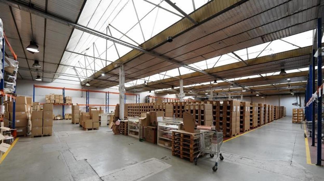 Escasez de prendas de ropa en un almacén de San Fernando de Henares