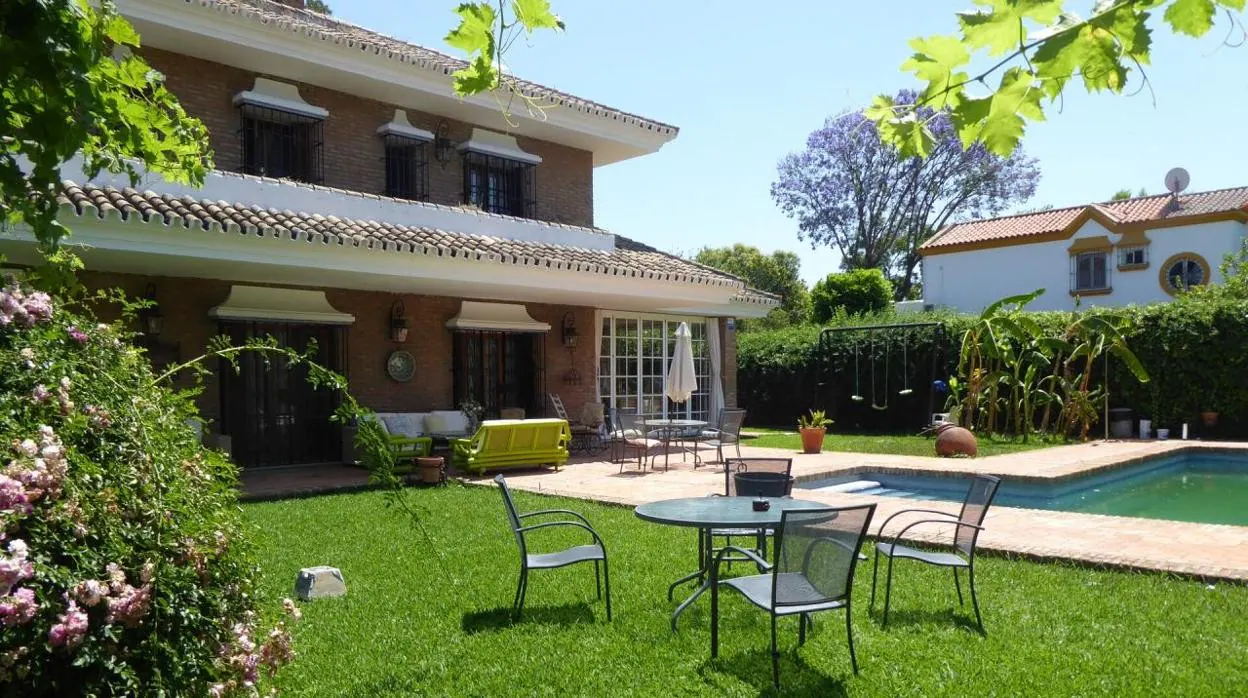 Si quieres vivir en una casa con jardín, estos chalets en Sevilla te  encantarán