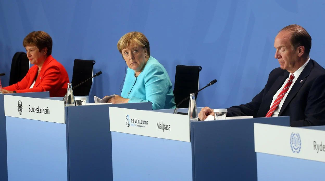 De izquierda a derecha: la presidenta del FMI, Kristalina Georgieva, la canciller alemana, Angela Merkel, y el presidente del Banco Mundial, David R. Malpass