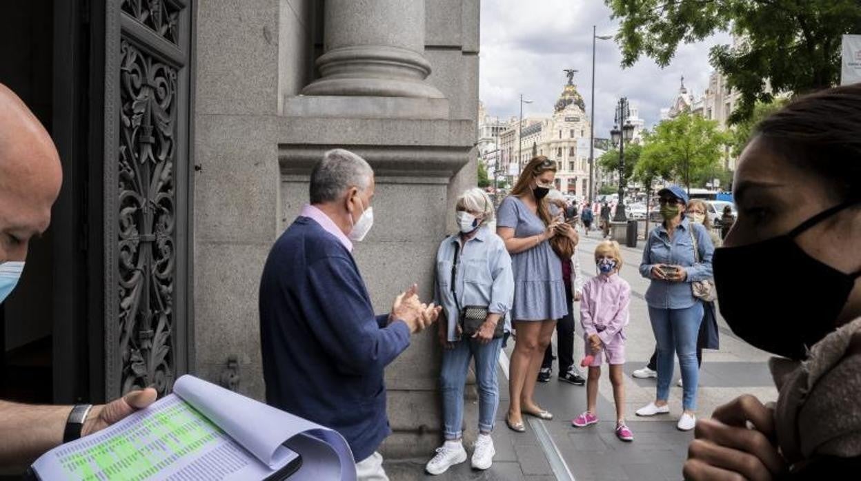 Colas para cambiar las pesetas durante el pasado junio