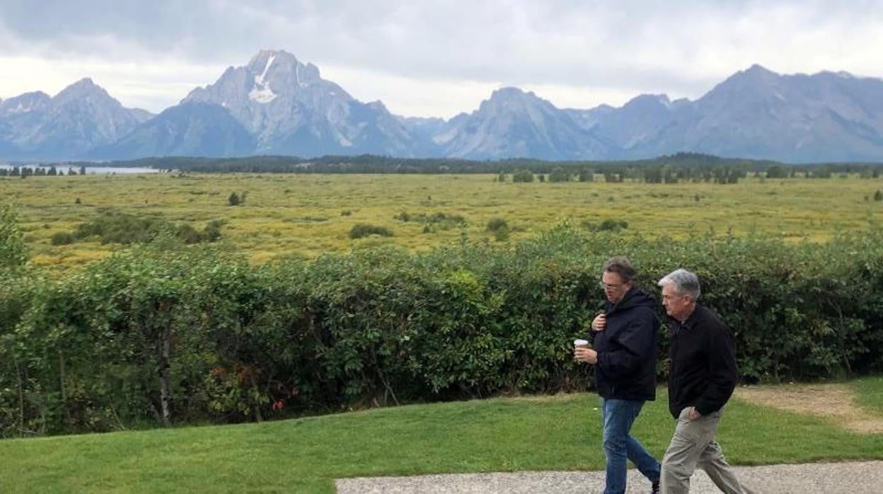 El presidente de la Reserva Federal, Jerome Powell (dcha) pasea con su homólogo de Nueva York John Williams durante su estancia en Jackson Hole en 2019