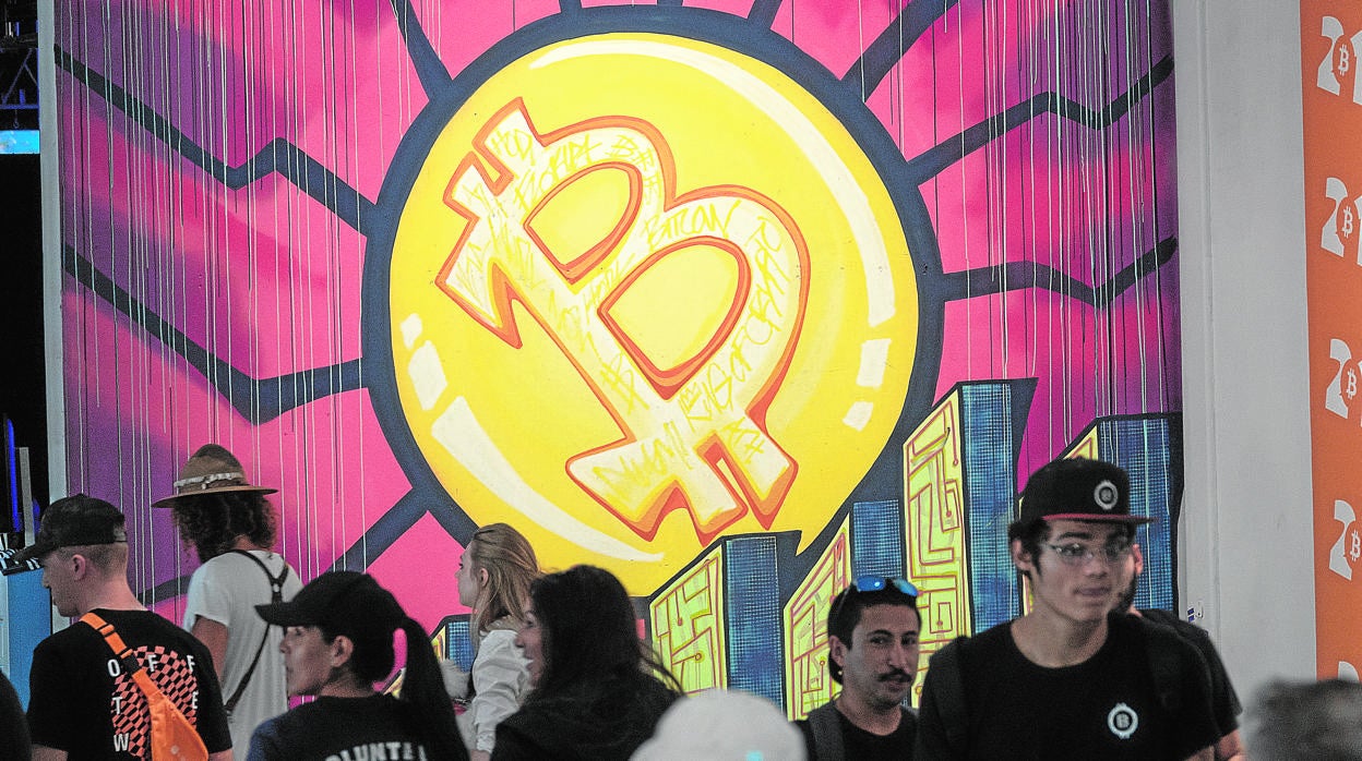 Fotografía de junio de 2021 que muestra algunos asistentes a la Convención de Bitcoin en Miami