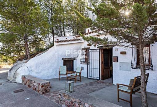 Terraza y entrada de la casa cueva