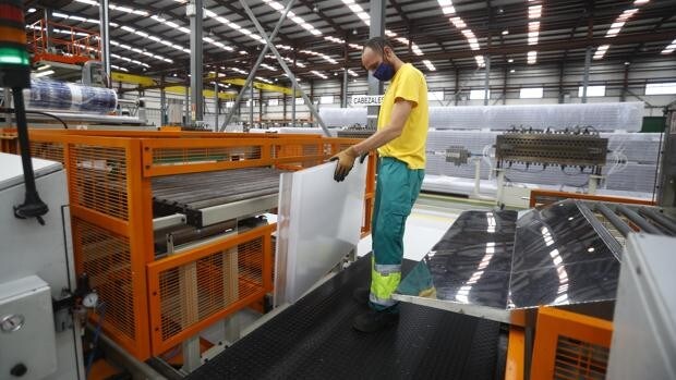 La producción industrial en Andalucía cae un 2,4% en julio en tasa interanual