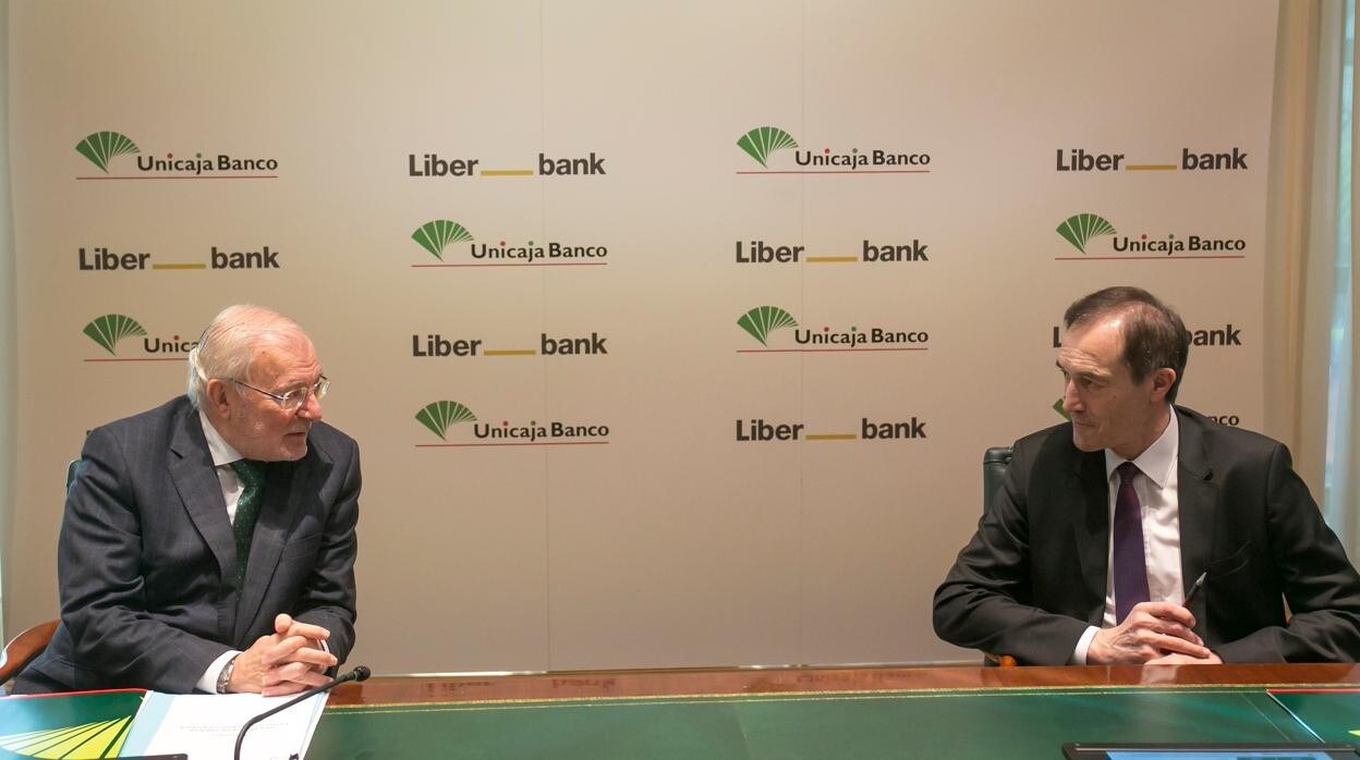 Manuel Azuaga, presidente de Unicaja Banco, y Manuel Menéndez, consejero delegado