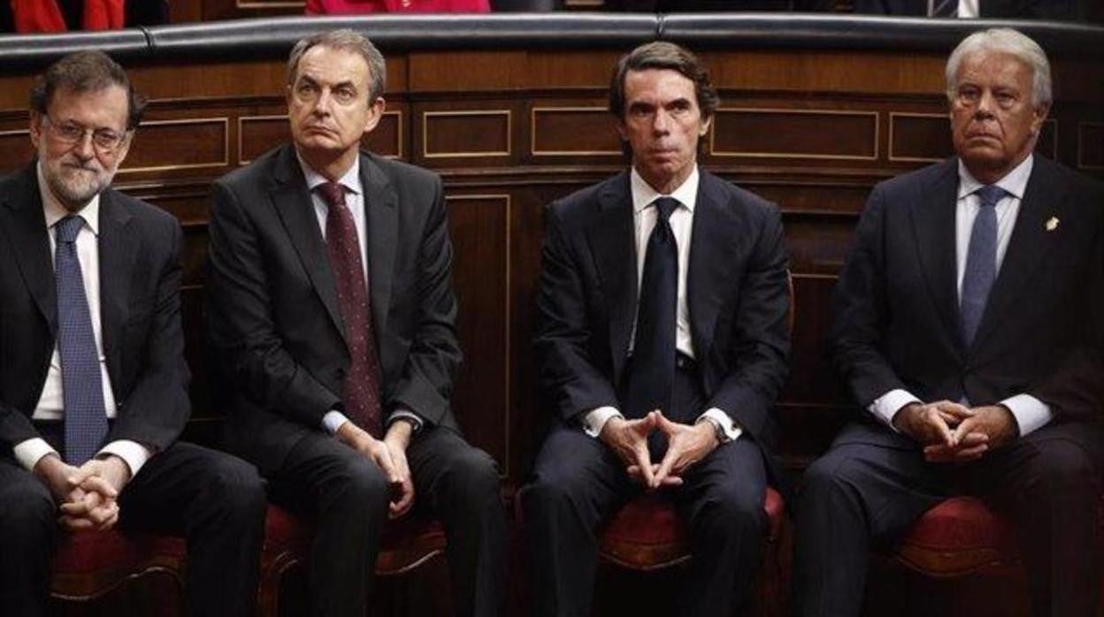 Rajoy, Zapatero, Aznar y González, en un acto en el Congreso