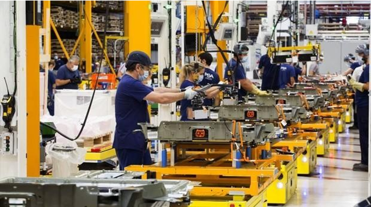 El Perte del coche eléctrico ha sido el primero en definirse. (Taller de ensamblaje de baterías en Stellantis en Vigo)