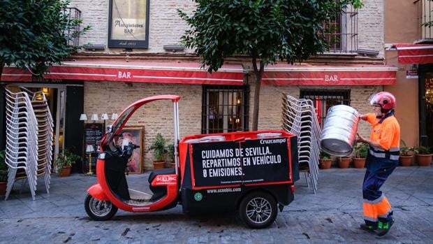 Heineken comienza en Sevilla el reparto de cerveza en vehículos eléctricos para extenderlo a otras capitales