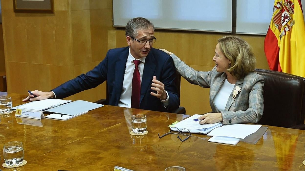 El gobernador del Banco de España, Pablo Hernández de Cos, junto a la vicepresidenta económica, Nadia Calviño