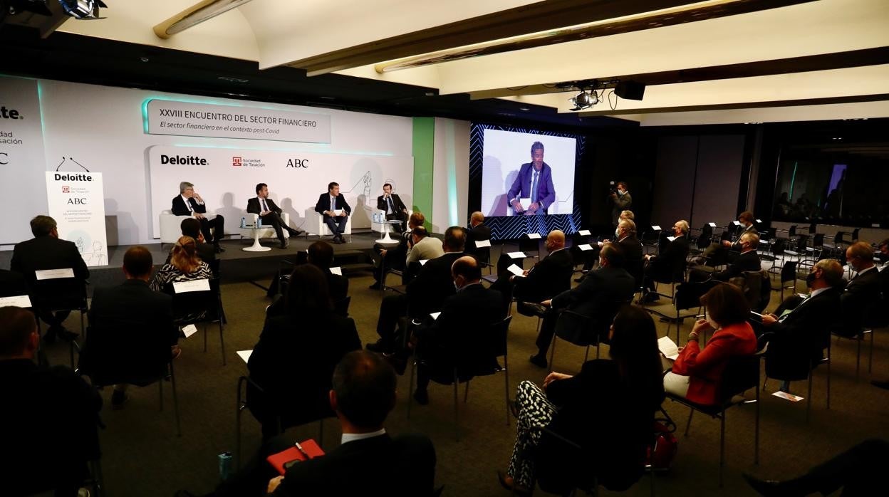 De izquierda a derecha, Fernando Ruiz, presidente de Deloitte; Rodrigo Buenaventura, presidente de la CNMV; Julián Quirós, director de ABC; y Juan Fernández-Aceytuno, presidente de Sociedad de Tasación