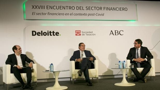 Los responsables en España de Santander y BBVA  defienden que las sucursales siguen siendo importantes