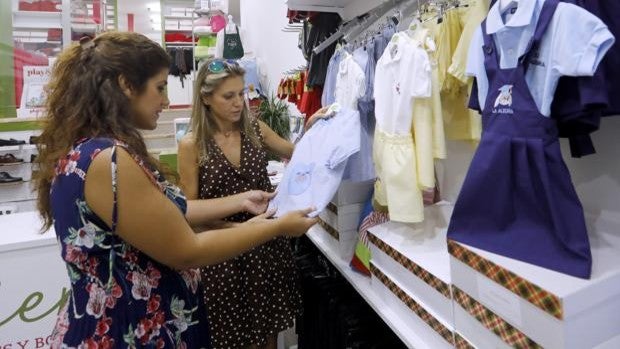 La vuelta al cole no acaba de remendar al comercio textil y las ventas siguen un 35% por debajo de 2019