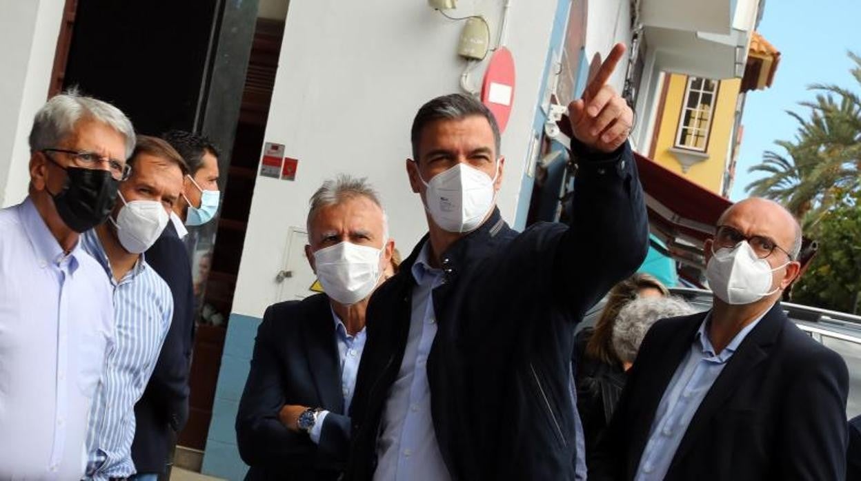 El presidente del Gobierno, Pedro Sánchez (centro) durante la visita de este miércoles a La Palma