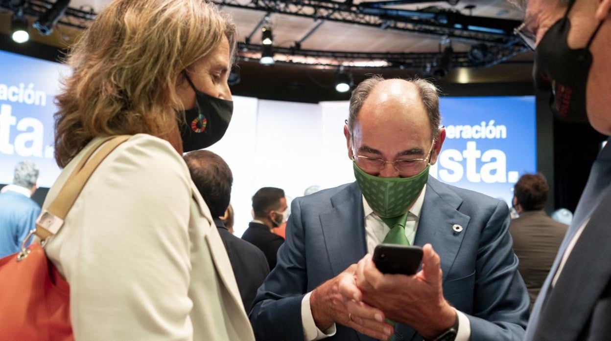 La vicepresidenta y ministra de Transición Ecológica, Teresa Ribera, y el presidente de Iberdrola, Ignacio Galán
