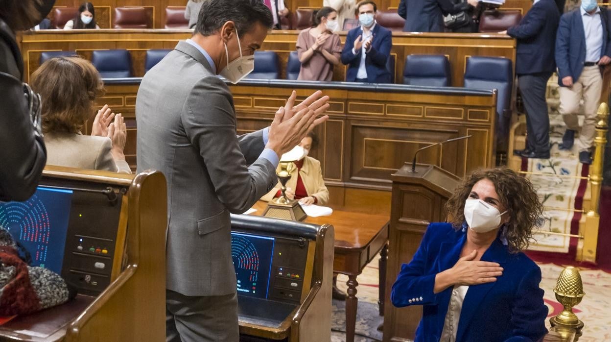 El presidente del Gobierno Pedro Sánchez aplaude a la ministra de Hacienda, María Jesús Montero