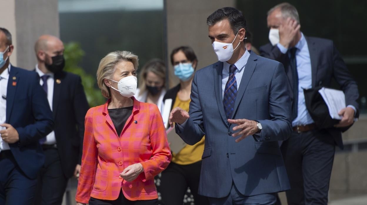 La presidenta de la Comisión Europea, Ursula von der Leyen y el presidente del Gobierno, Pedro Sánchez