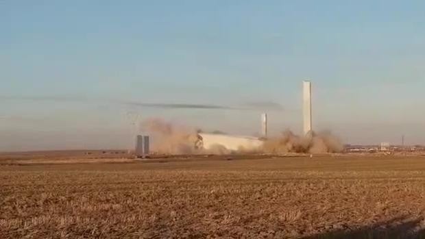 En vídeo: Abengoa derriba una torre solar del complejo de Sanlúcar la Mayor