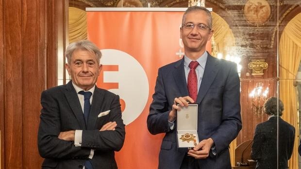 El Consejo General de Economistas entrega la 'Gran Cruz' al Banco de España y a De Cos