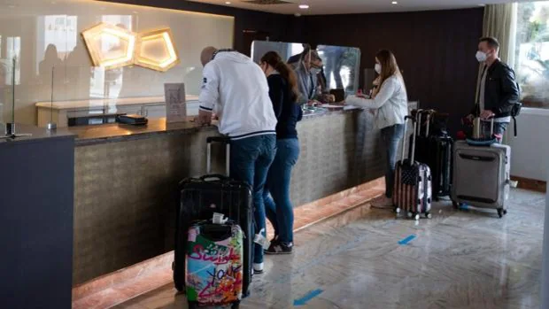 Las noches de hotel de los extranjeros superan a las de los españoles por primera vez desde la pandemia