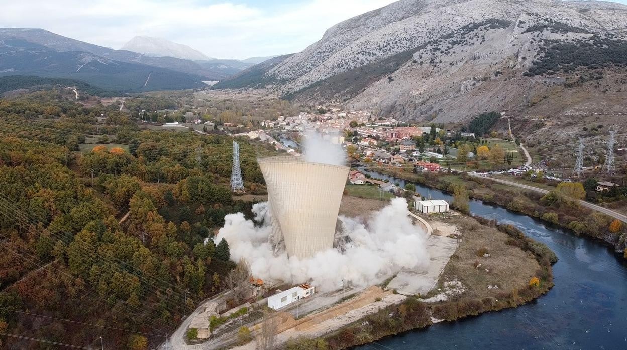 Voladura de la torre de refrigeración de Velilla, esta tarde