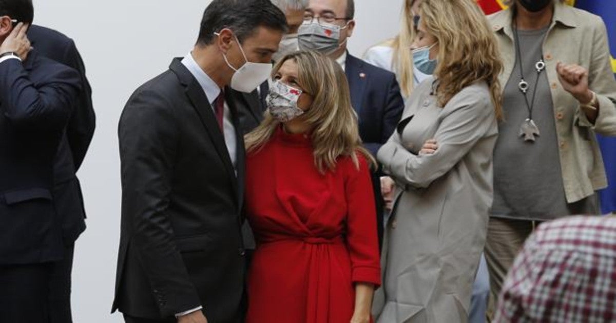 El presidente del Gobierno, Pedro Sánchez y la vicepresidenta segunda y ministra de Trabajo y Economía Social, Yolanda Díaz,