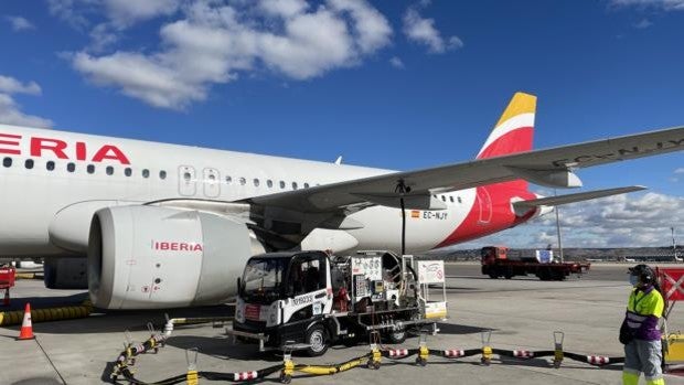 Iberia y Repsol se alían para operar vuelos con un biocombustible hecho con residuos