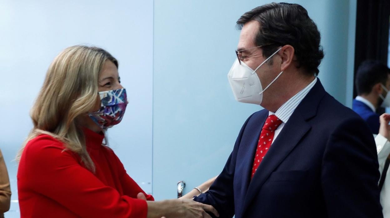 La ministra de Trabajo, Yolanda Díaz, y el presidente de CEOE, Antonio Garamendi