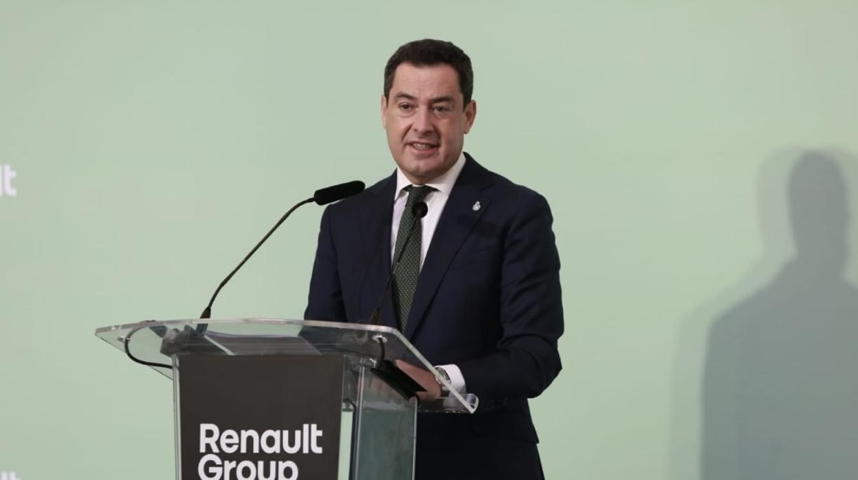 Juanma Moreno, presidente de la Junta, en la visita que este viernes ha realizado a la factoría de Renault en Sevilla