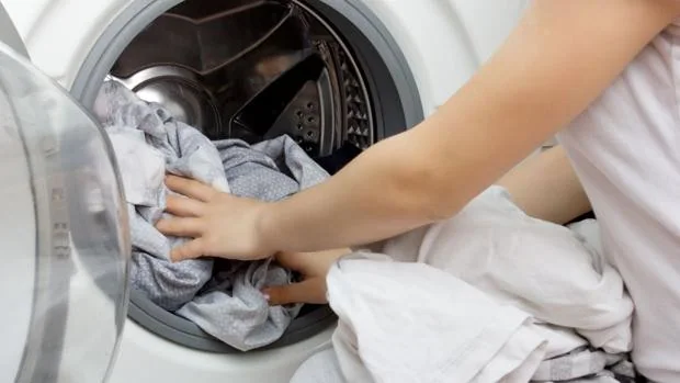 Evita el baile del precio de luz: estas son las horas en las que poner la lavadora te costará menos